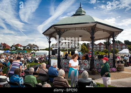 Großbritannien, England, Merseyside, Southport Flower Show, Victoria Park, Besucher warten Eröffnungsfeier Stockfoto