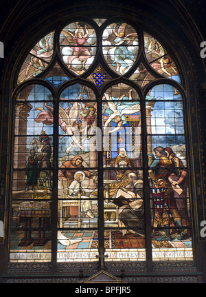 Paris-Fensterscheibe aus gotischen Kirche Stockfoto