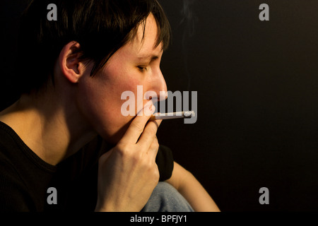 Frau durch das Rauchen Stockfoto