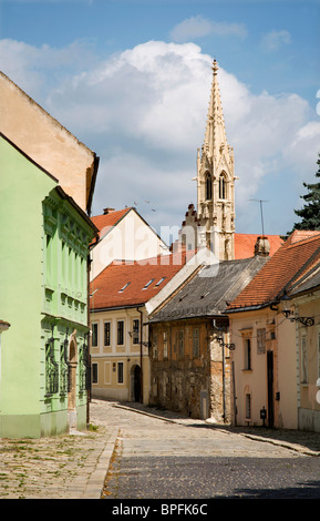 Bratislava - Kapitulska Straße und Klarisky gotische Turm Stockfoto