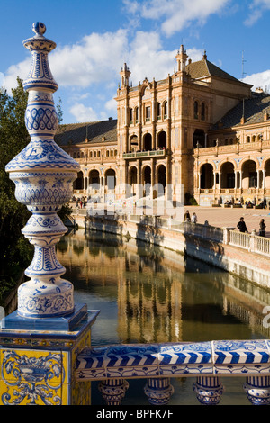 Terrakotta Ornamentik am Geländer der Brücke überqueren den Burggraben von Sevilla Plaza de España de Sevilla. Sevilla, Spanien. Stockfoto