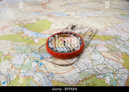 Magnetischen Kompass auf einer Karte Stockfoto