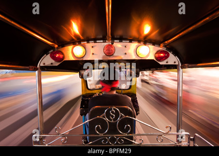 Tuk Tuk oder Auto-Rikscha in Bewegung bei Nacht, Bangkok, Thailand, Südostasien Stockfoto