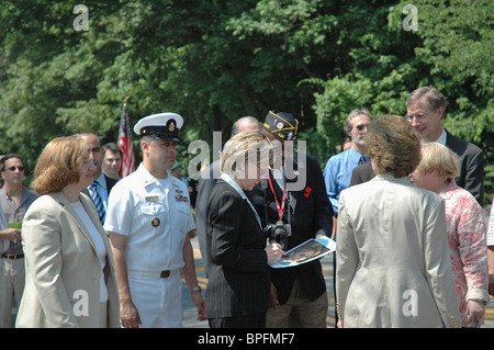 Hillary Clinton unterzeichnet ein Autogramm für ein Veteran während der Memorial Day Parade in ihrer Heimatstadt Chappaqua, New York USA Stockfoto