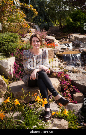 Großbritannien, England, Merseyside, Southport Flower Show, Victoria Park, Schauspielerin Suranne Jones sitzt im Schaugarten Stockfoto