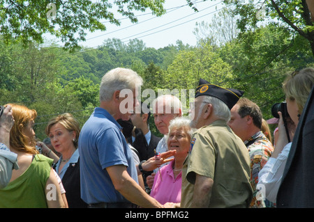 Bill Clinton und Hillary Clinton shake Hands mit Veteranen des zweiten Weltkriegs nach Memorial Day Parade in New York Chappaqua Stockfoto