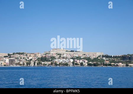 Der Blick aufs Meer von Milazzo Burg und Stadt aus der Ferne. Stockfoto