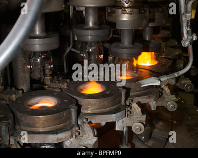 Wein Glasproduktion, Leerdam der Niederlande. Spezielle Materialmischungen sind eingesetzt und gemischt bei 1600 Grad Celsius. Stockfoto