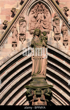 Satue der Madonna mit Kind vor der West-Tür des Freiburger Münster, Baden deutschen, Deutschland Stockfoto
