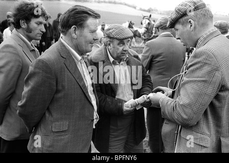 Pferdehändler tauschen Geld aus. Steuerfrei, Bargeld in der Hand, eine Zahlung der Schattenwirtschaft. Appleby Gypsy Fair Gypsy Pferdehändler 1981 1980s UK HOMER SYKES Stockfoto