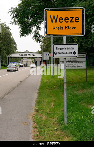 Eine Erinnerung an RAF Laarbruch am Eingang nach Weeze (Niederrhein) Flughafen, Nordrhein-Westfalen, Deutschland. Stockfoto