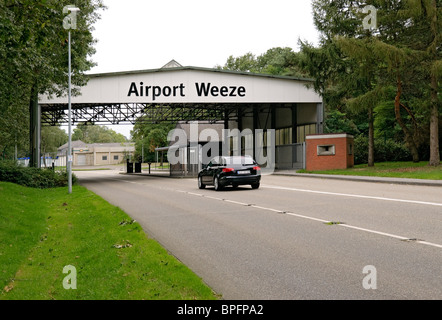 Eine Erinnerung an RAF Laarbruch am Eingang nach Weeze (Niederrhein) Flughafen, Nordrhein-Westfalen, Deutschland. Stockfoto