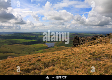 Freundlichere Reservoir aus der Pennine Way bei Sandy Heys auf Kinder Scout, Derbyshire, Peak District National Park, England, Vereinigtes Königreich. Stockfoto