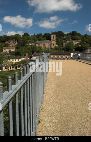 Rückblick auf das Dorf Ironbridge von der berühmten Eisenbrücke (UNESCO Weltkulturerbe). Stockfoto