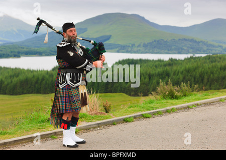 Dudelsack-Spieler auf den schottischen Highlands Stockfoto