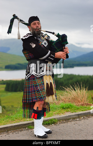 Dudelsack-Spieler auf den schottischen Highlands Stockfoto