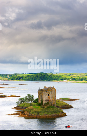 Castle Stalker ist eine viergeschossige Wohnturm oder halten Sie malerisch auf einem Gezeiten-Inselchen auf Loch Laich, einen Einlass ab Loch Linnhe festlegen Stockfoto