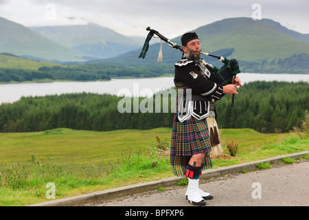 Dudelsack-Spieler auf den schottischen Highlands Stockfoto