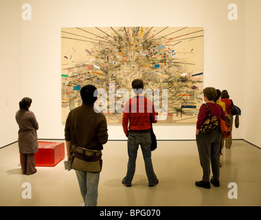 Mehrere Leute studieren ein abstraktes Gemälde im Museum der modernen Kunst (MOMA) in New York Stockfoto