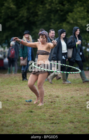 Hula Hooping auf dem Green Man Festival 2010, Glanusk Park, Brecon, Wales, Vereinigtes Königreich. Stockfoto