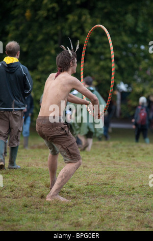 Hula Hooping auf dem Green Man Festival 2010, Glanusk Park, Brecon, Wales, Vereinigtes Königreich. Stockfoto