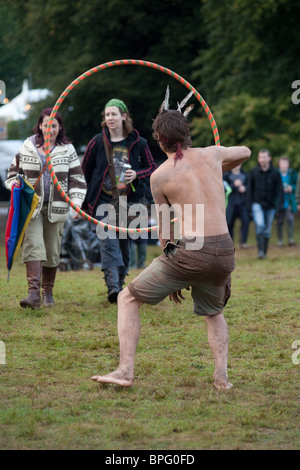 Hula Hooping auf dem Green Man Festival 2010, Glanusk Park, Brecon, Wales, Vereinigtes Königreich. Stockfoto