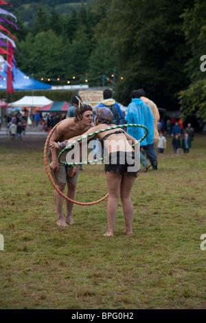 Hula Hooping auf dem Green Man Festival 2010, Glanusk Park, Brecon, Wales, Vereinigtes Königreich. Stockfoto