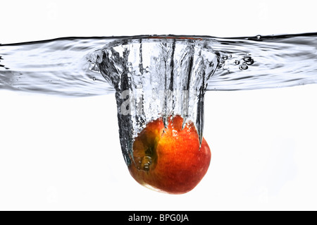 Apple ließ sich in einen Behälter mit Wasser Stockfoto