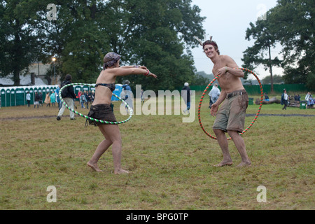 Hula Hooping auf dem Green Man Festival 2010, Glanusk Park, Brecon, Wales, Vereinigtes Königreich. Stockfoto