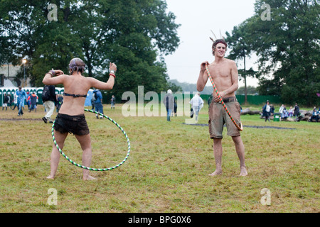 Hula Hooping auf dem Green Man Festival 2010, Glanusk Park, Brecon, Wales, Vereinigtes Königreich. Stockfoto