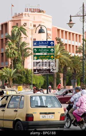 Verkehr in zentralen Marokko entlang der Avenue Mohammed V, in der Nähe von Hotel La Menara Stockfoto