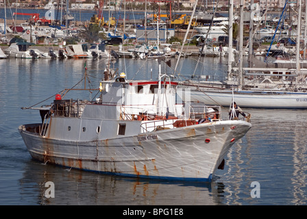 Angelboot/Fischerboot Ankunft im Hafen von Alghero Stockfoto