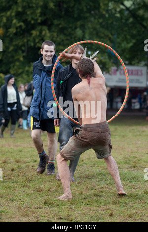 Hula Hooping auf dem Green Man Festival 2010, Glanusk Park, Brecon, Wales, Vereinigtes Königreich. Stockfoto