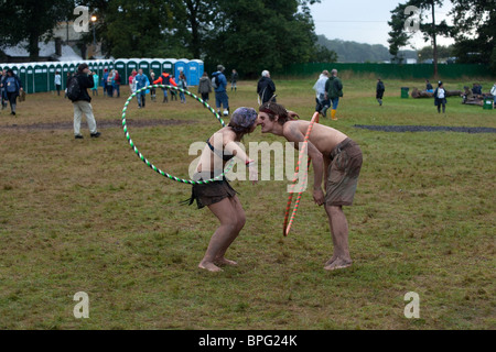 Hula Hooping auf dem Green Man Festival 2010, Glanusk Park, Brecon, Wales, Vereinigtes Königreich. Stockfoto