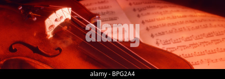 Violine-Detail, f-Löcher, Bund, Saiten, Bogen, Musik, Musical, String, Musikinstrument Stockfoto