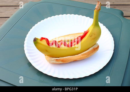 Banane-Hund mit Ketchup Stockfoto