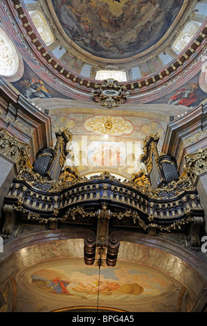 Wien, Österreich. Peterskirche / St. Peter-Kirche. Innenraum - Orgel und Decke Stockfoto