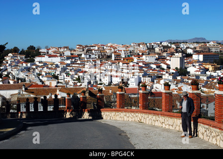 Blick über die Dächer der Stadt, weiß getünchten Dorf (Pueblo Blanco), Colmenar, Costa Del Sol, Provinz Malaga, Andalusien, Spanien. Stockfoto