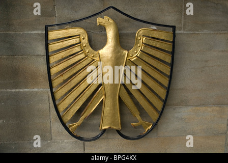 Steinadler-Schild vor den Toren, Villa Hammerschmidt der Amtssitz des Bundespräsidenten seit 1950. Stockfoto