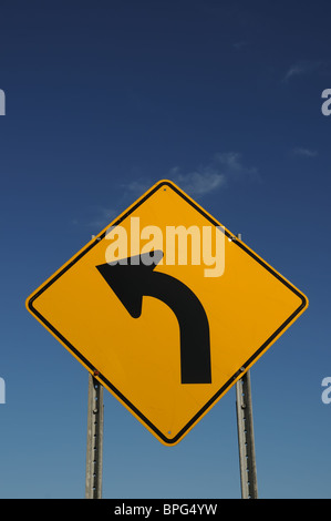 Kanadische Linkskurve Straßenschild Stockfoto