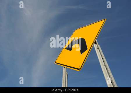 Kanadische Linkskurve Straßenschild Stockfoto