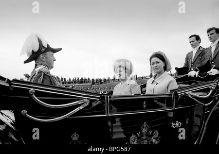 Die Königin Mutter und Prinzessin Margaret mit dem Herzog von Beaufort, als sie zur Investitur des Prinzen von Wales aufbrechen. Bild von DAVE BAGNALL Stockfoto