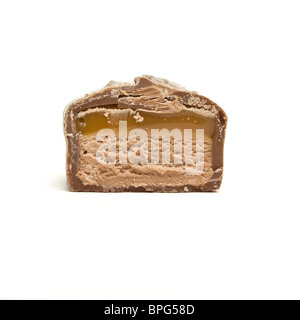 Stück Schokolade Caramel Schokoriegel aus niedrigen Perspektive isoliert auf weiss. Stockfoto