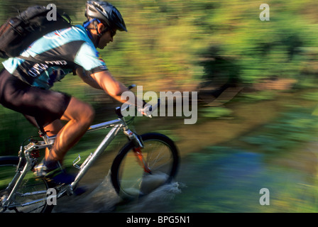 Mountainbiker fahren durch Wasser. Stockfoto