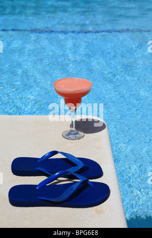Eine dekorierte Cocktail (Strawberry Margarita) an der Grenze der Schwimmbad - Lifestyle-Konzept Stockfoto