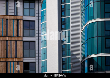 Die Kais, neue Wohntürme in Chatham Maritime Marina, Kent, England, Vereinigtes Königreich Stockfoto