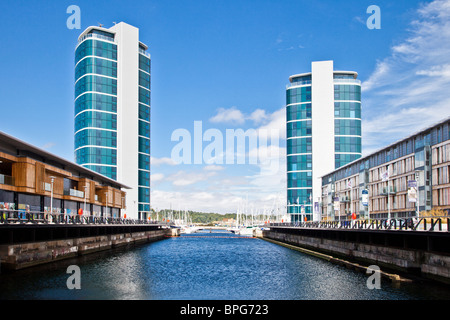 Die Kais, neue Wohntürme in Chatham Maritime Marina, Kent, England, Vereinigtes Königreich Stockfoto