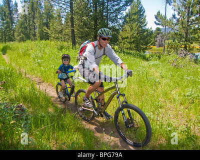 Mann und Kind Fahrrad fahren. Stockfoto