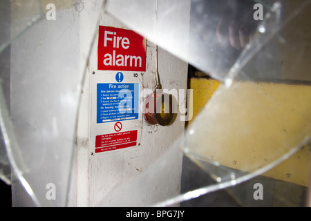 Bei Pause Brandschutzglas zerschmetterte Scheibe vor Feuerzeichen Glas Türfenster gebrochen Stockfoto