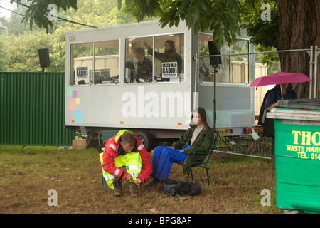 Quietus Disk jockeys auf dem grünen Mann Festival Radio Rundfunk. Grüner Mann Festival 2010. Stockfoto